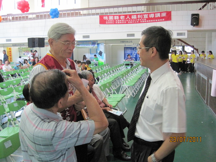 校長與校友親切互動