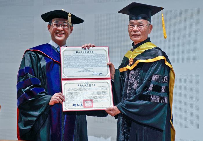 賀洪三平前總會長獲名譽博士。